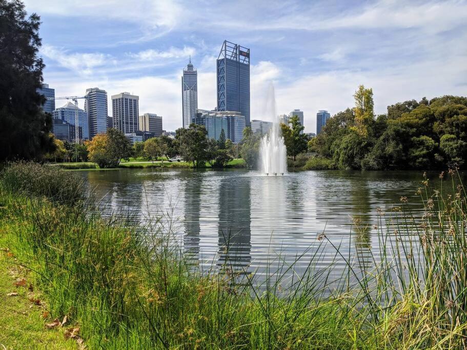 City & Lakeside With Free Parking, Pool And 10 Mins Walk Into The City เพิร์ท ภายนอก รูปภาพ